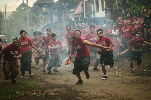 Tradisi Siat Sambuk: Perang Serabut Kelapa yang Unik di Banjar Pohgending, Tabanan