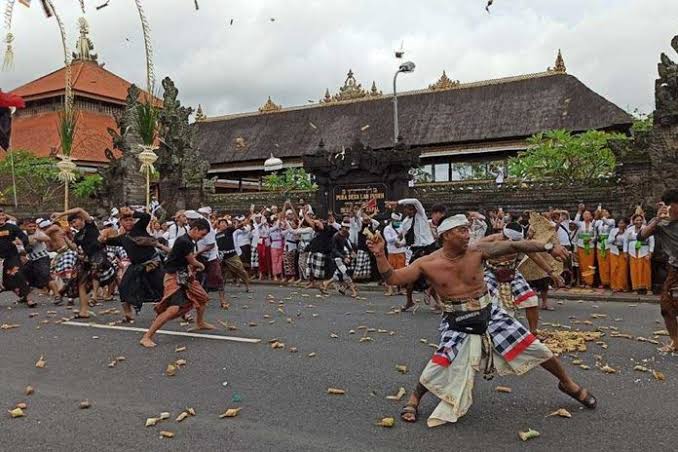 Tradisi Perang Tipat Bantal: Merayakan Kearifan Lokal Desa Kapal