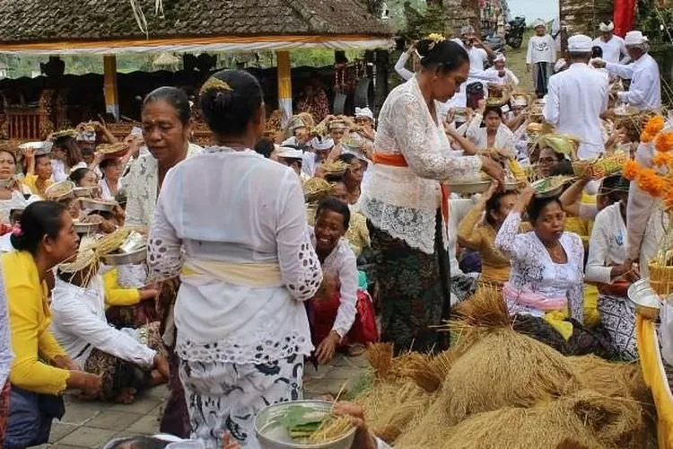 Tradisi Sarin Taun: Ungkapan Syukur Petani di Pura Ulunsuwi Candikuning, Tabanan