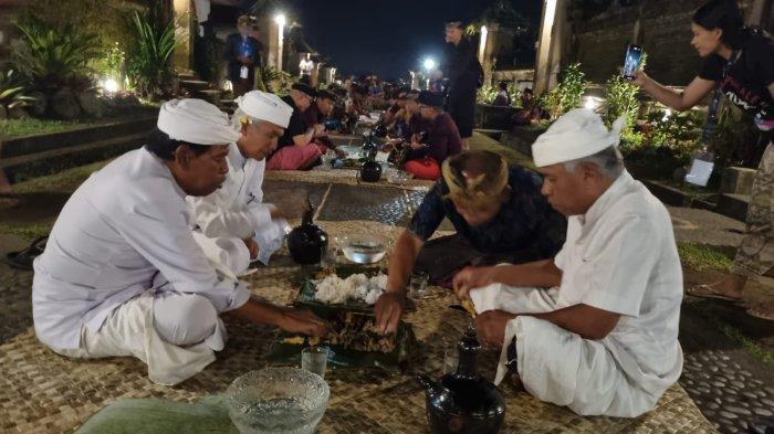 Tradisi Megibung di Desa Penglipuran