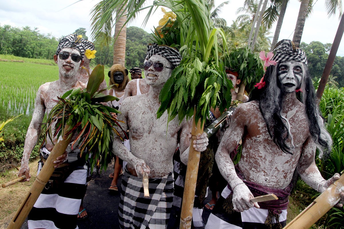 Upacara “Ngedeblag”: Ritual Tradisional Desa Adat Kemenuh untuk Keselamatan Umat Manusia dan Alam