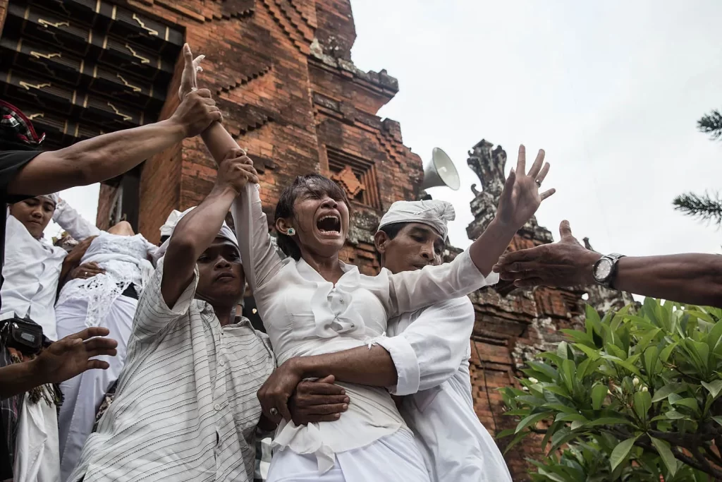 Mengungkap Ritual Ngerebong: Kerauhan Massal dalam Tradisi Kuno Desa Kesiman