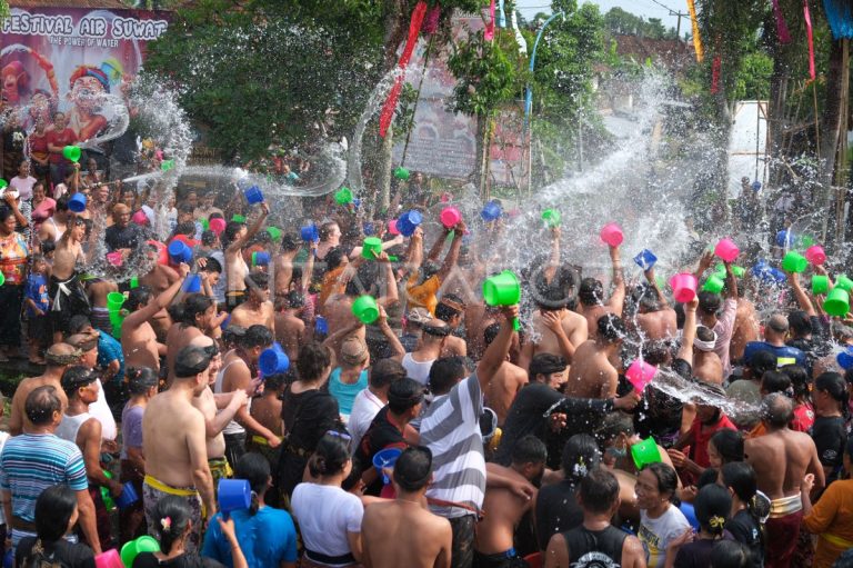 Tradisi Perang Air Desa Suwat