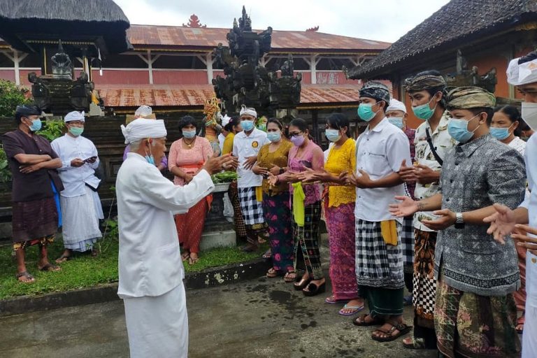 Tradisi Pesamsaman: Prosesi Penyucian Setelah Perceraian di Desa Adat Kubu