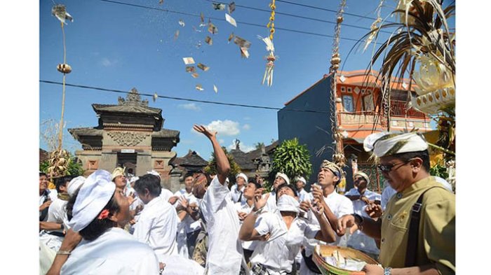 Tradisi mesuryak di desa bongan gede tabanan