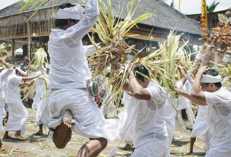 Mengenal Tradisi Siat Sampian: Perang Unik di Pura Samuan Tiga, Bedulu