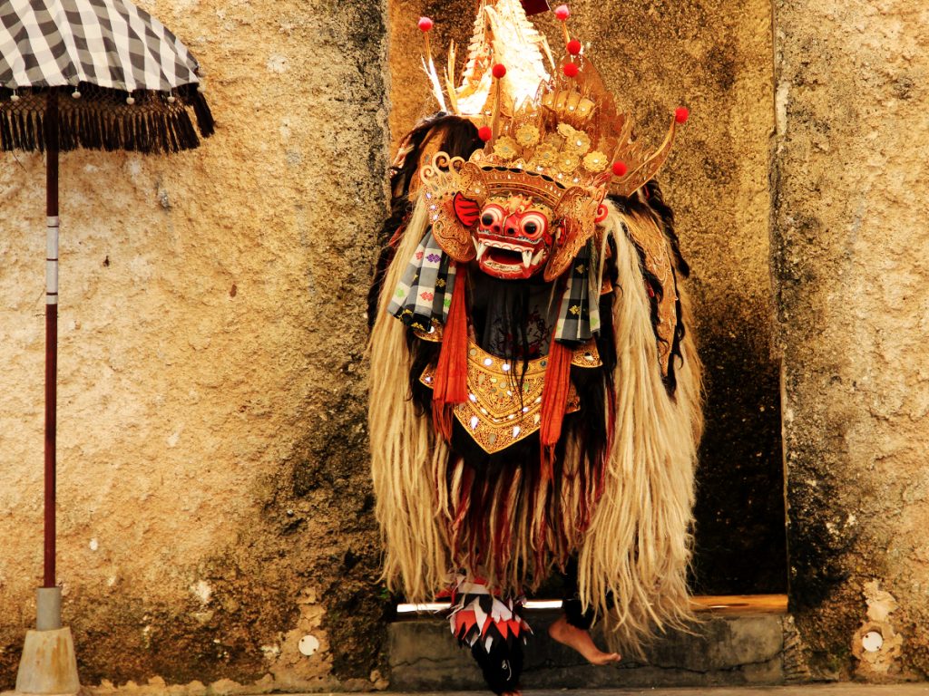 Tradisi Ngelawang Tapakan Barong dan Rangda