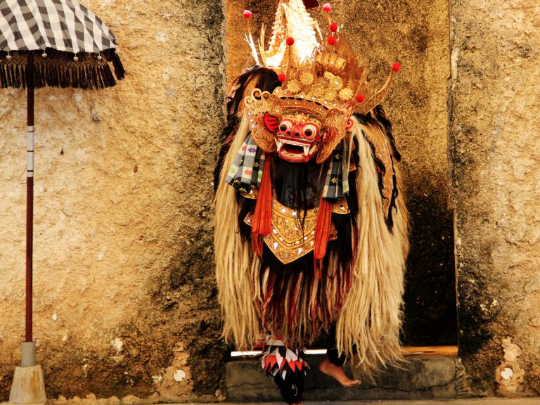 Tradisi Ngelawang Tapakan Barong dan Rangda